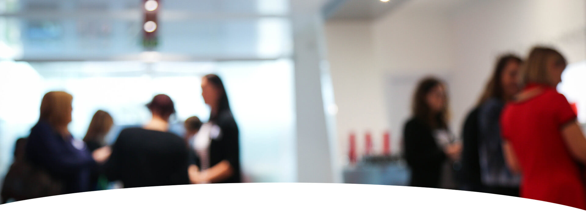 eine Gruppe an Menschen die nur verschwommen zu erkennen ist