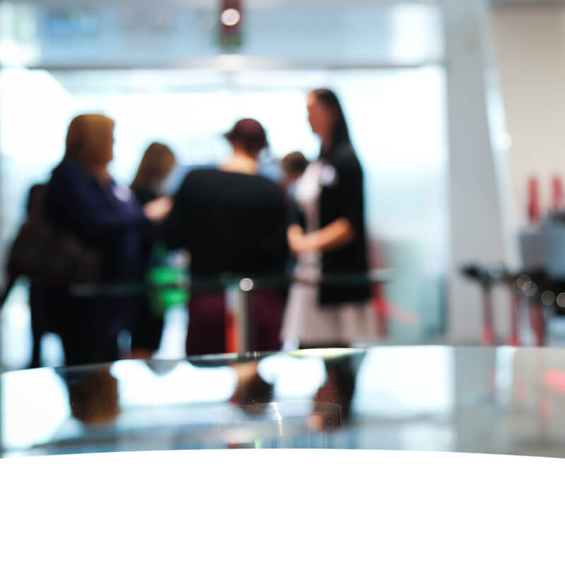 eine Grippe an Menschen die nur verschwommen zu erkennen ist