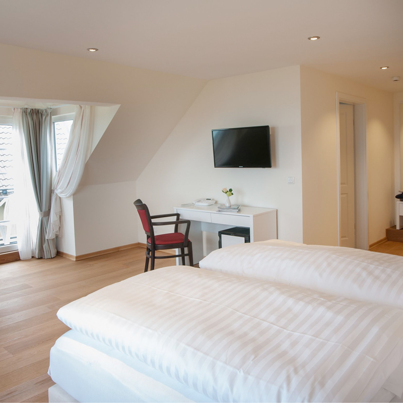 Schlafbereich mit TV Hotel Haus am Meer