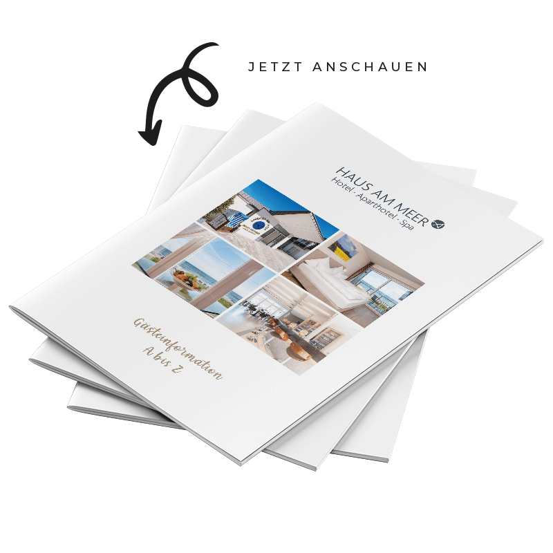 drei Gästemappen des Hotel Haus am Meer liegen übereinander, links ist ein Pfeil der auf sie zeigt