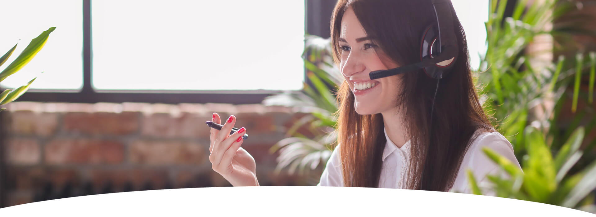 Junge, braunhaarige Frau mit Headset