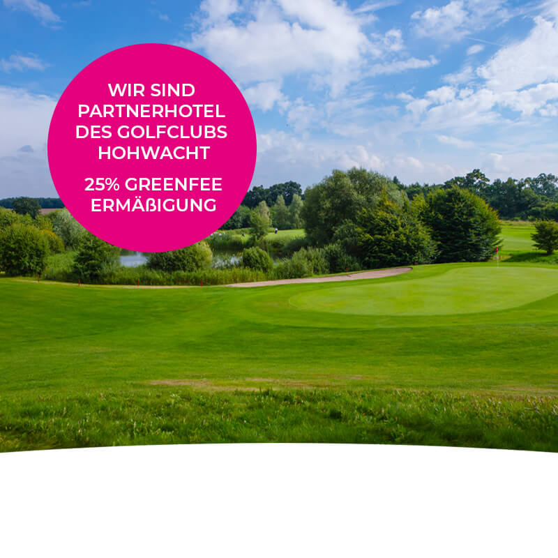 grüner Golfplatz in Hohwacht mit Teich in der Mitte, ein pinker Kreisbanner mit der Aufschrift ,, Wir sind Partnerhotel des Golfclubs Hohwacht 25% Greene Ermäßigung" ist links im Bild